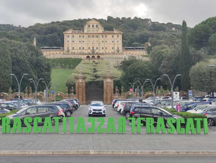 La piazza principale di Frascati