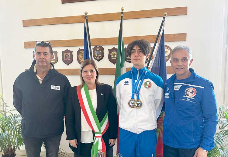 Pomezia, Luca Usai (bronzo agli europei di Karate) in Comune dal sindaco