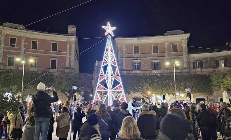 Terracina accende il suo albero di Natale in piazza Garibaldi