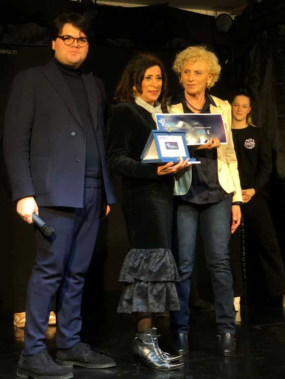 Anna Lungo e Luca Ceccherelli con Angela Sicali, vincitrice della categoria "poesia"