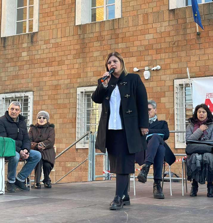 Il sindaco di Pomezia Veronica Felici prende la parola