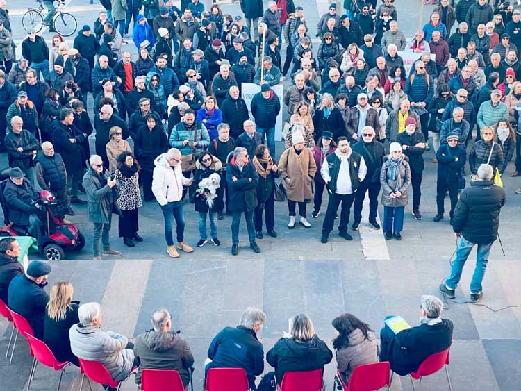 Cittadini riuniti a Piazza Roma a Pomezia per protestare contro l'inceneritore