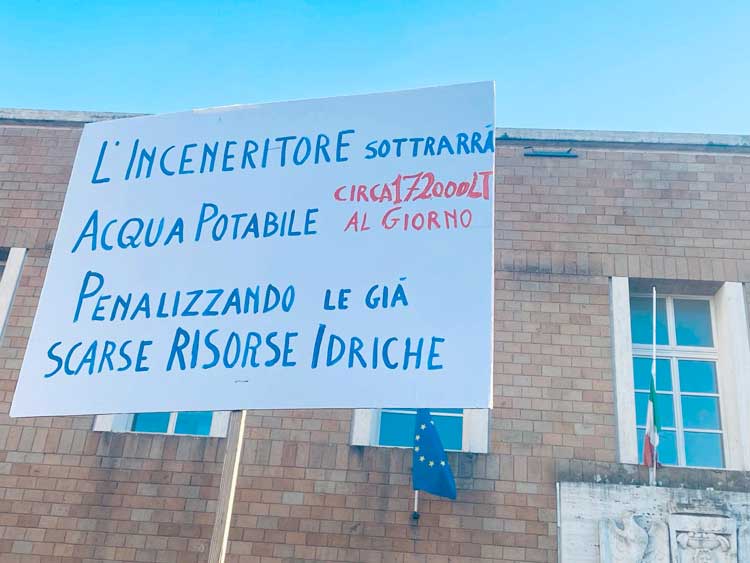 Un cartello mostrato dai cittadini nel corso dell'incontro di Pomezia contro l'inceneritore con su scritto "L'inceneritore sottrarrà acqua potabile penalizzando le già scarse risorse idriche"
