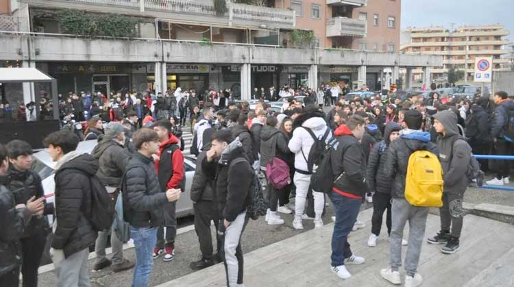 Studenti del Copernico di Pomezia protestano in strada contro le aule fredde