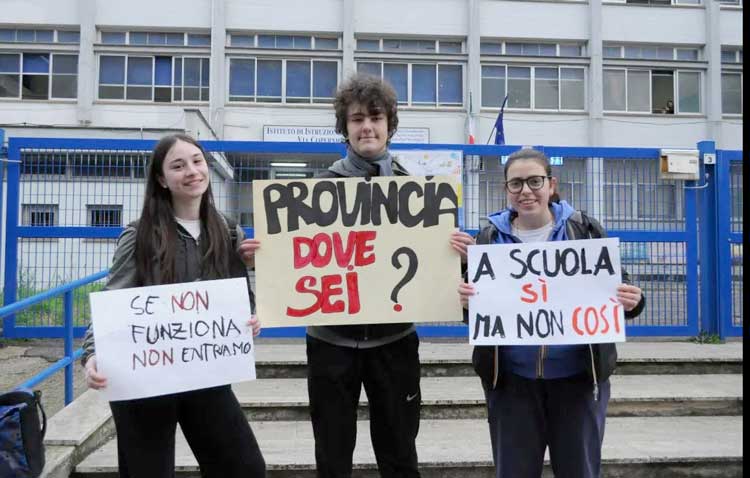 I rappresentanti di Istituto del Copernico di Pomezia mostrano cartelloni con slogan di protesta contro le aule fredde