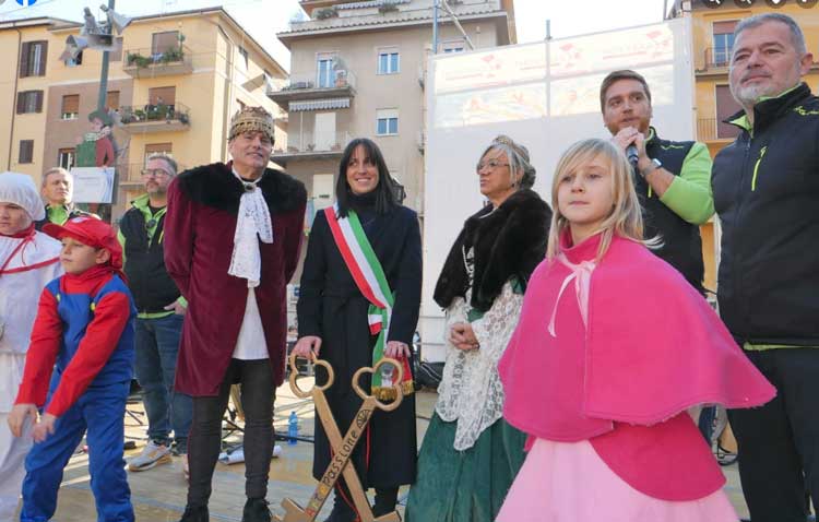 Frascati, la sindaca consegna le chiavi a Re Carnevale: in piazza San Pietro inizia la festa