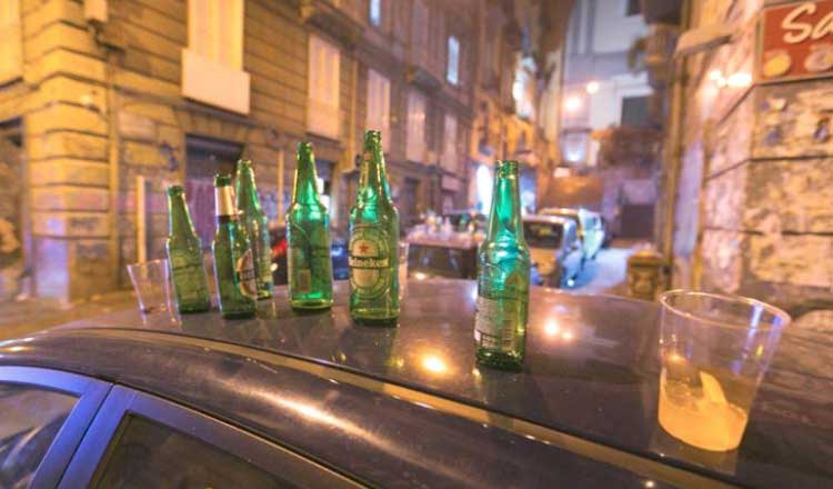 Una foto di bottiglie su un auto in centro città