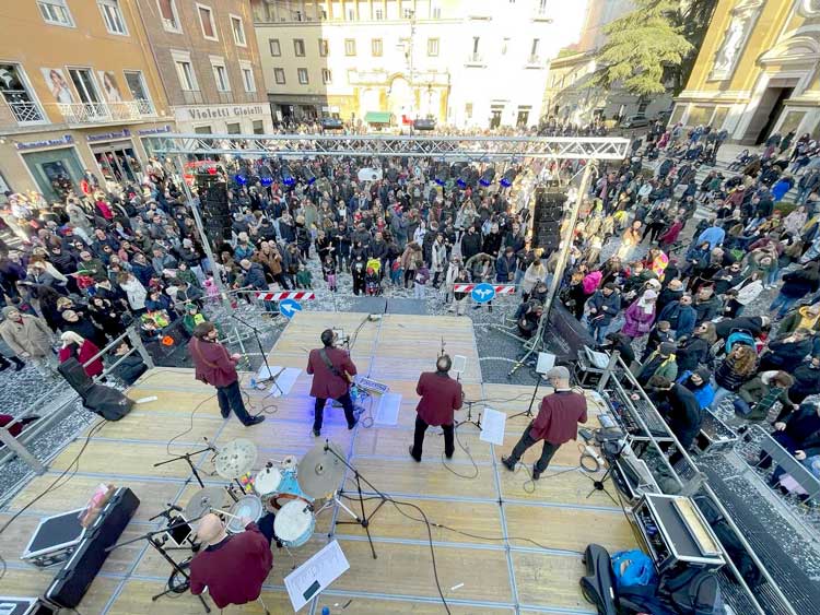 Carnevale di Frascati: panoramica di piazza San Pietro dal palco per l'inizio della festa