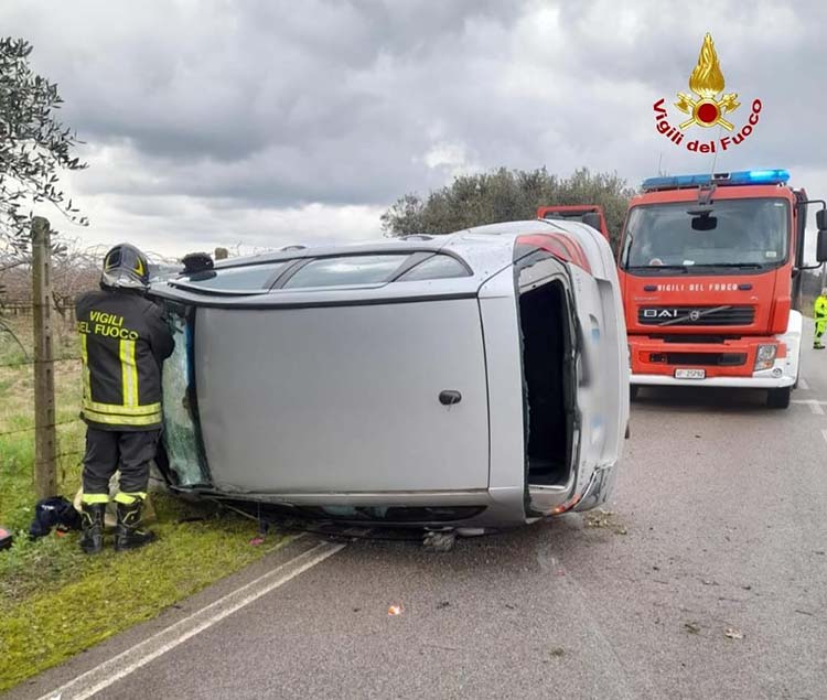 Vigili del fuoco intervengono per recuperare un'autovettura capovolta a seguito di incidente stradale