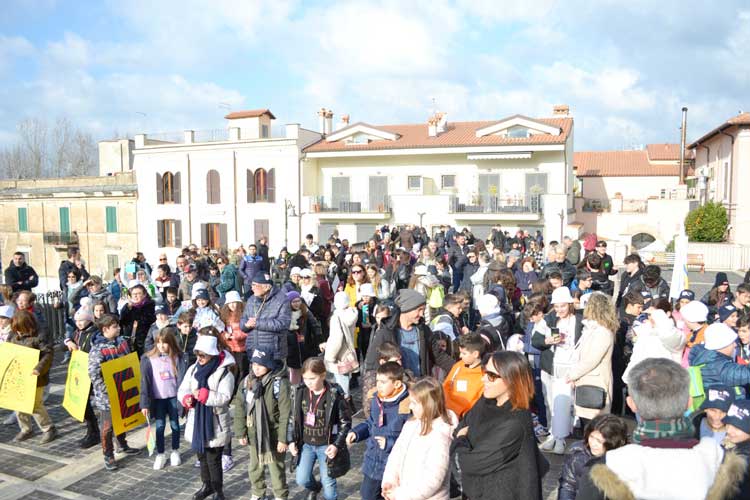 Manifestazione per la pace a Grottaferrata: manifestanti e bambini in primo piano