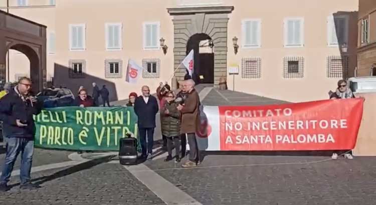 Flash mob di sindaco e autorità comunali davanti il palazzo Pontificio di Castel Gandolfo