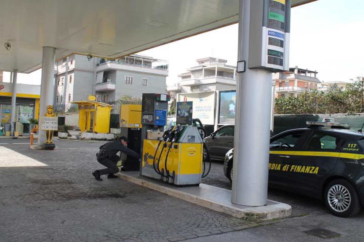 Controlli della Guardia di Finanza a distributori di carburante