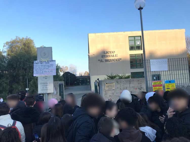 Aprilia liceo Meucci, studenti fuori da scuola per protesta