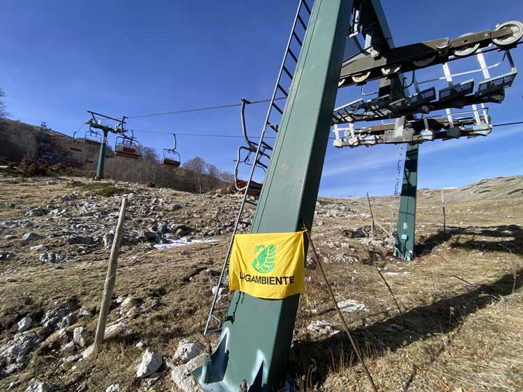 Gli impianti di risalita a Campostaffi, fermi per mancanza di neve