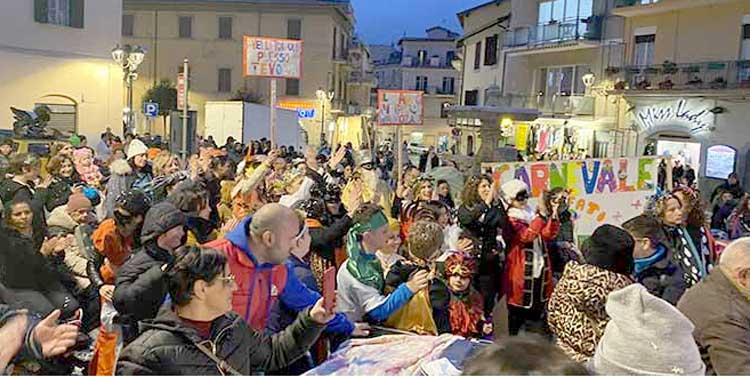 Carnevale ai Castelli Romani, Frascati si ferma: il maltempo non 'spaventa' Genzano, Velletri e...