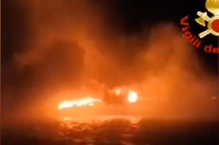 Porto di San Felice Circeo, tre yacht in fiamme durante la notte. Momenti drammatici (VIDEO)
