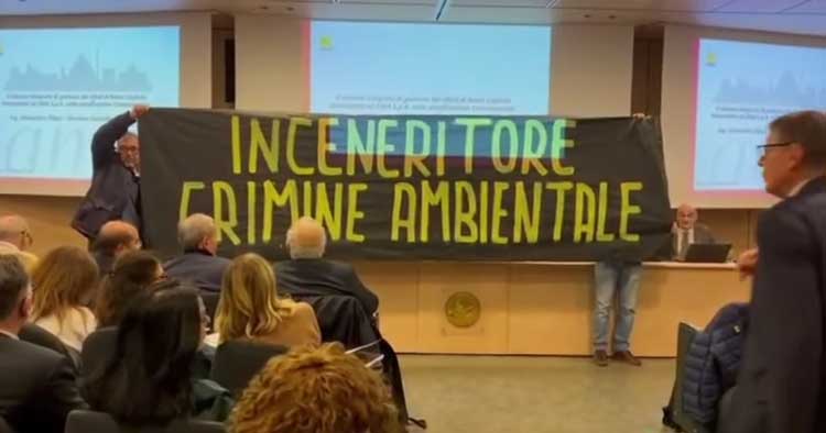 L'inceneritore di Roma è un crimine ambientale: il flash mob zittisce l'Università di Tor Vergata
