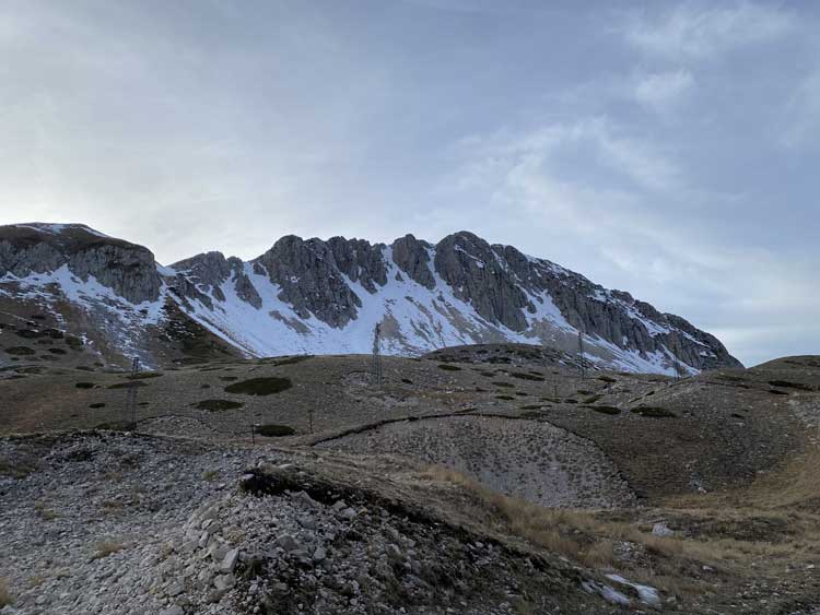 Il versante nord del monte Terminillo con poche striature di ghiaccio