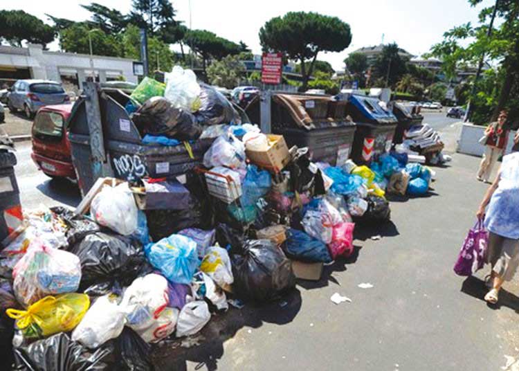 Secchioni dei rifiuti a Roma