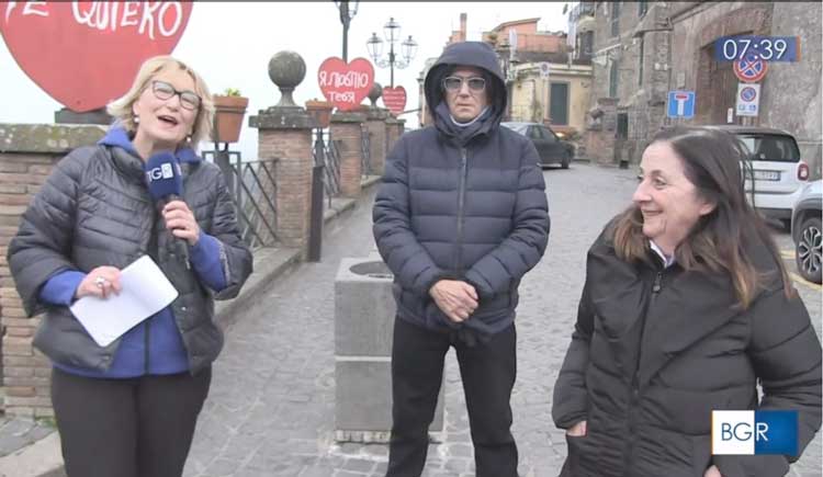 Santino Lenzi e un'altra concittadina di Nemi con la conduttrice tv e il sindaco Bertucci
