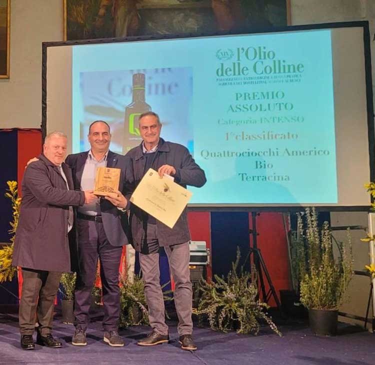 La premiazione del primo classificato al concorso per il miglior olio d'oliva della provincia di Latina
