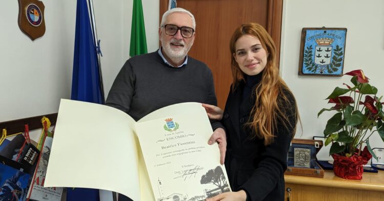 Il sindaco di Aprilia Lanfranco Principi con Beatrice Fiorentini, attrice nella fiction Sky "un amore"
