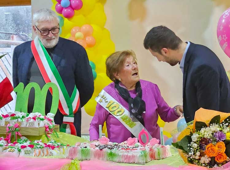 Filomena Iacono festeggia i 100 anni con il sindaco di Aprilia Principi e l'assessore Martino