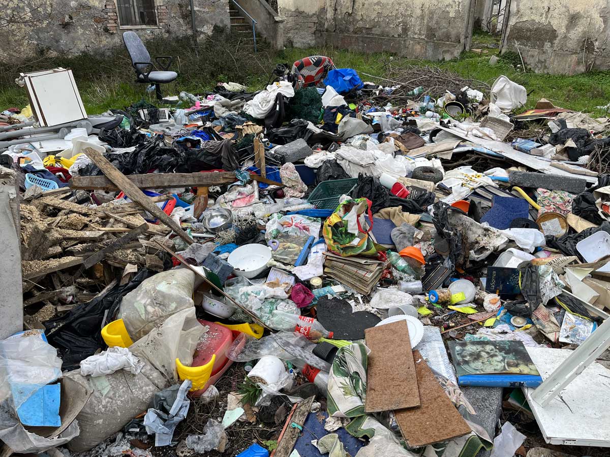 I rifiuti abbandonati nel borgo di Olmobello, nel comune di Cisterna di Latina