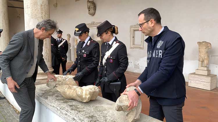 il direttore del museo ispeziona i reperti consegnati dai carabinieri