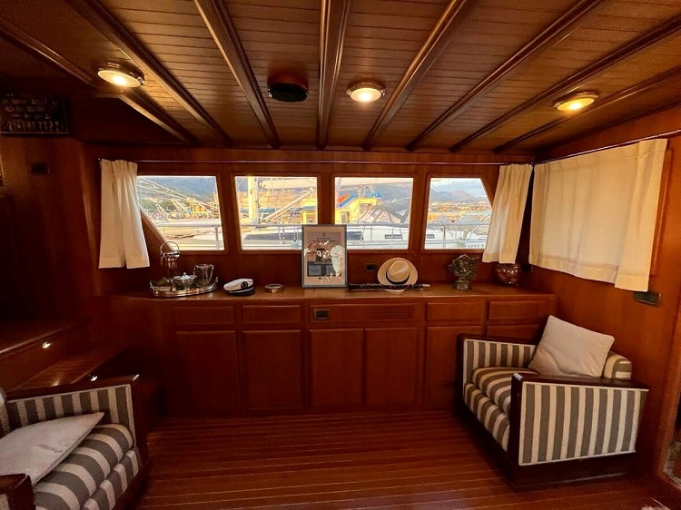 L'interno dello yacht appartenuto a Lucio Dalla