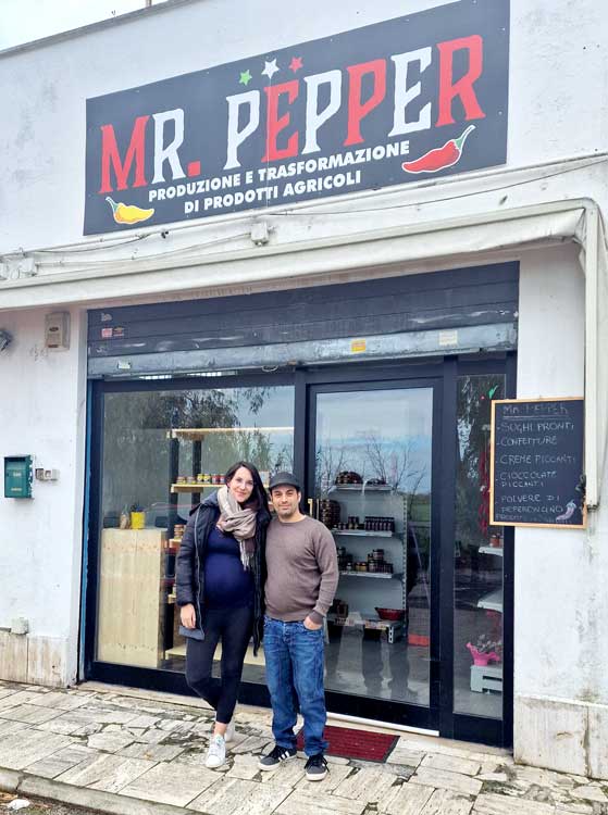 Marco e Cristina davanti al loro negozio di Ardea