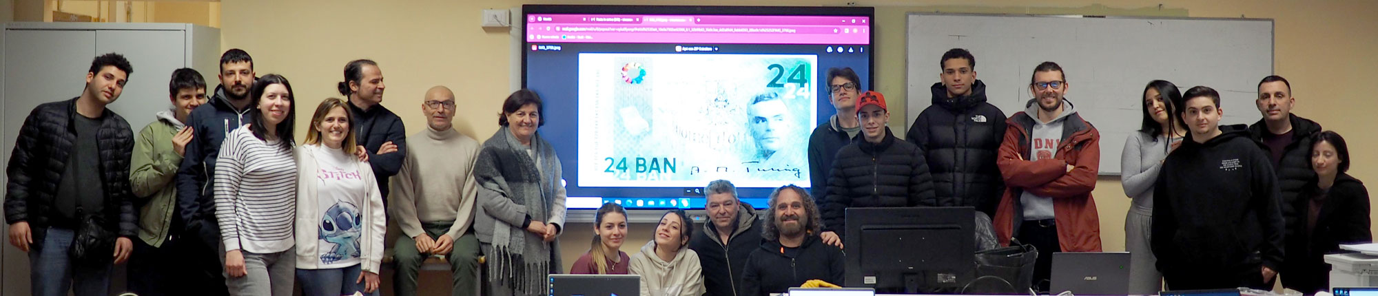 Foto di gruppo di studenti e professore della scuola Copernico coinvolti nel progetto nuova banconota