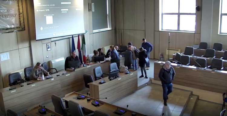 Imbarazzo ad Ardea, il consiglio comunale dura 6 minuti: 17 assenti su 24, seduta sciolta (di nuovo)