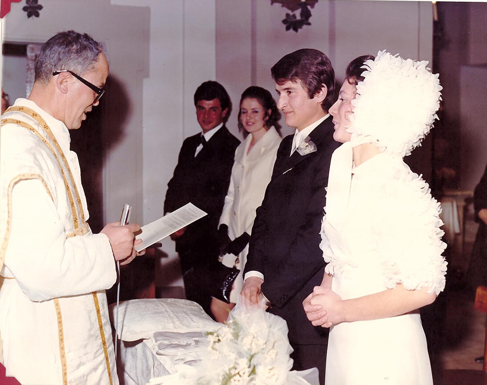 Don Boschin sposa Claudio Gatto e sua moglie, parrocchiani della Santissima Annunziata, a Borgo Montello 