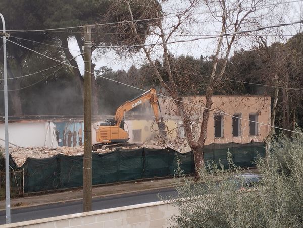 Demolita la vecchia scuola di Falasche ad Anzio: nascerà la casa delle associazioni