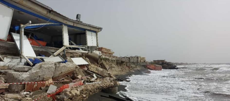 La mareggiata distrugge stabilimenti e spiagge a Latina. Pasqua compromessa