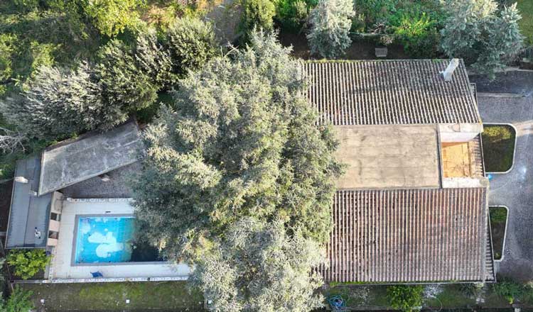 foto aerea della villa con piscina sequestrata al clan rom