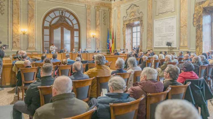 Albano, palazzo Savelli, sala nobile gremita