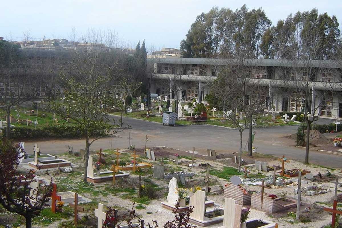 Non si trova più una salma al cimitero di Aprilia, il Comune costretto a pagare