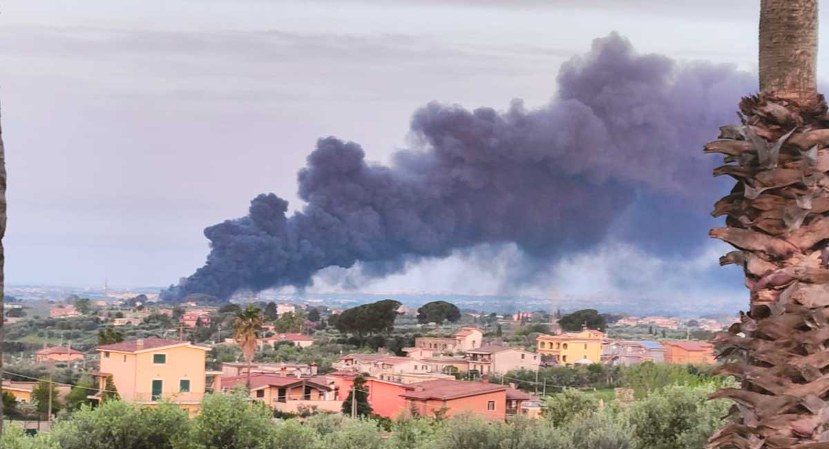Ardea, brucia discarica di pneumatici, colonna di fumo verso Pomezia-Castelli Romani