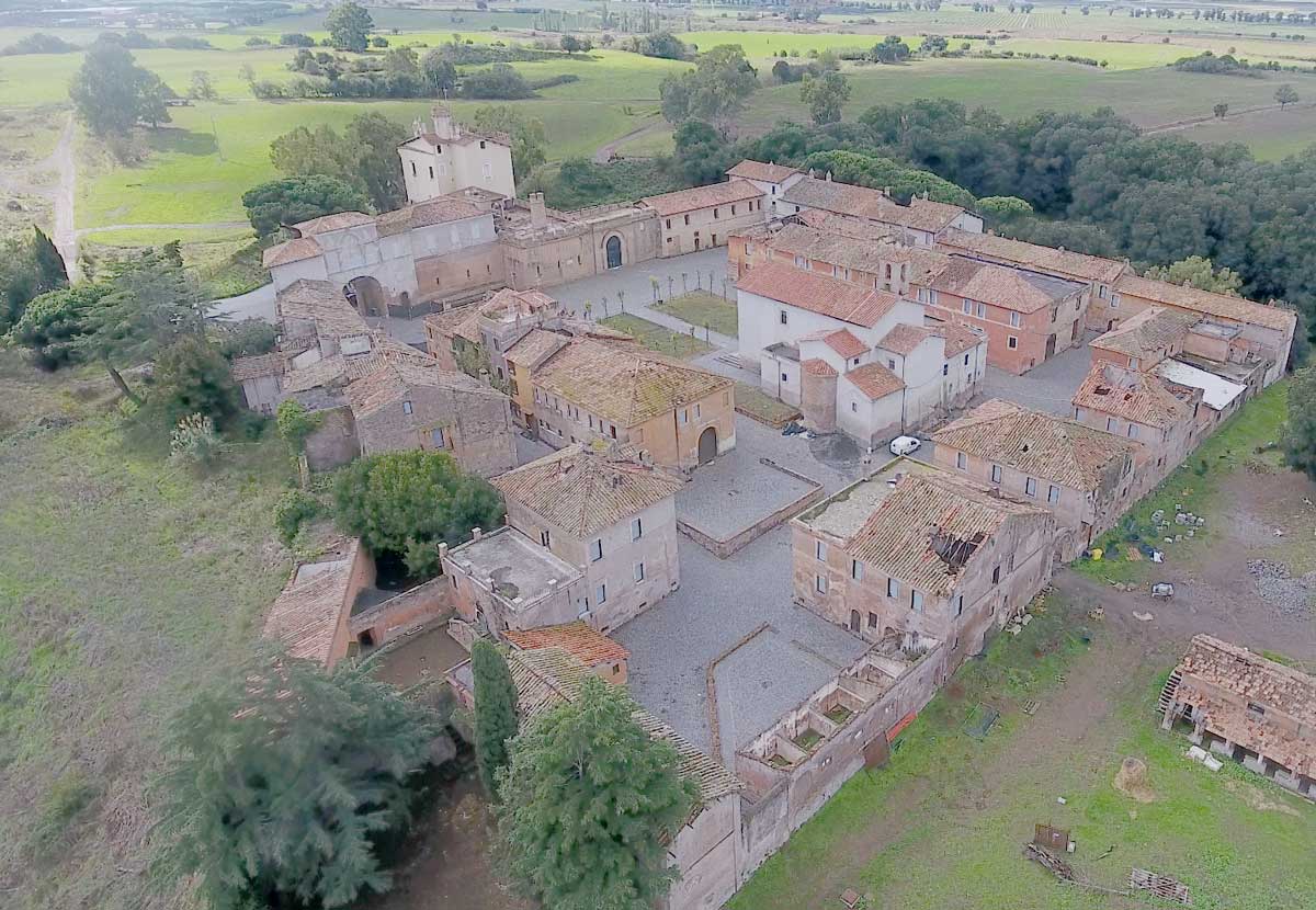 Il Borgo di Pratica di Mare, a Pomezia, a due passi da Torvaianica. Vista dall'alto