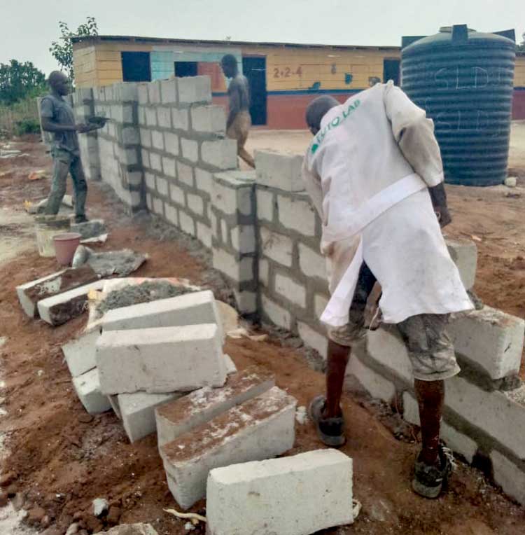 Lavori per costruire la scuola di Umuokanne-Town in Nigeria
