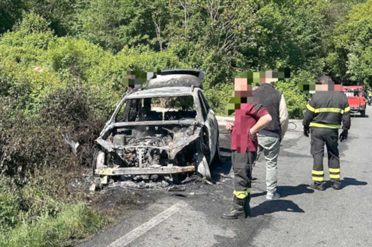 Marino, suv Mercedes distrutto dalle fiamme: via dei Laghi bloccata per ore