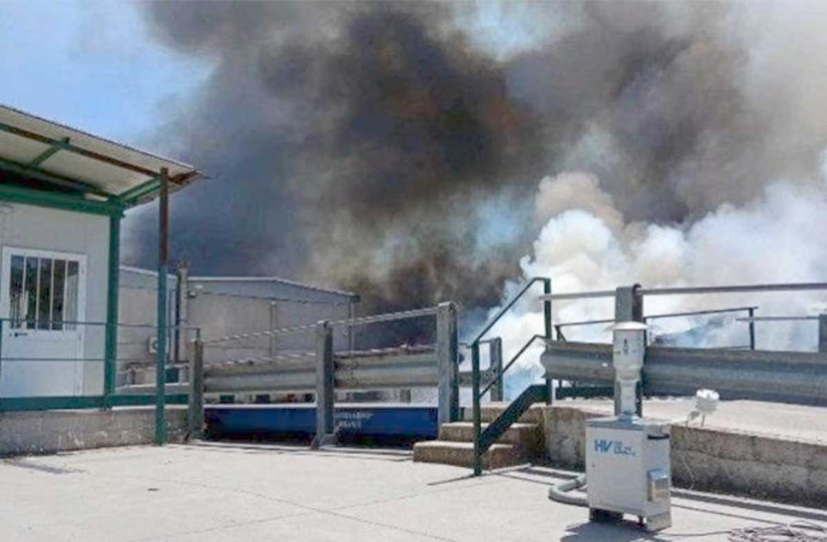 Incendio ad Ardea, l'Arpa avvia una centralina per monitorare la qualità dell'aria. Le precauzioni sanitarie Asl