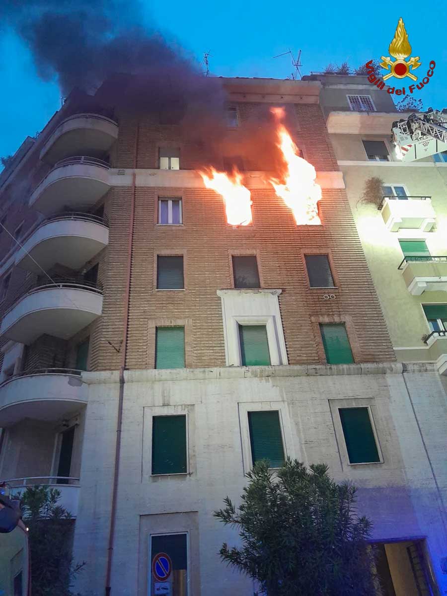 Incendio stamattina a Roma, muore un 70enne. Nell'area dove Fiorello conduceva Viva Rai2 lo scorso anno