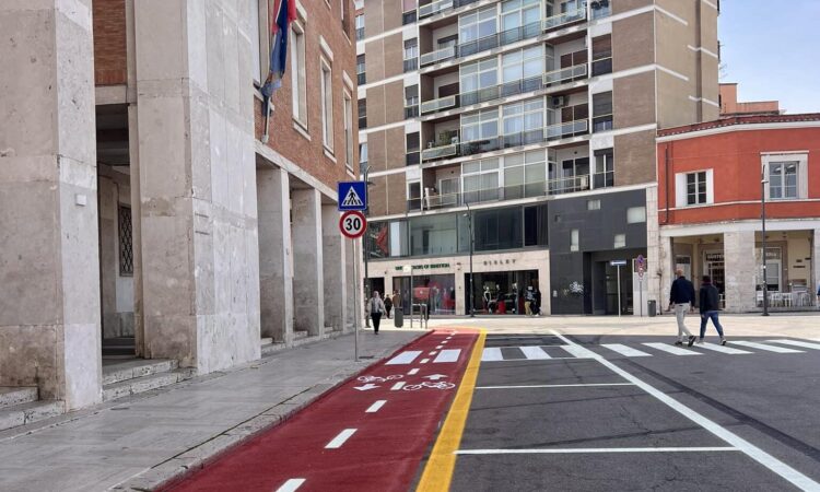 Rifatta la pista ciclabile in piazza a Latina: ma non era prevista e sarà cancellata