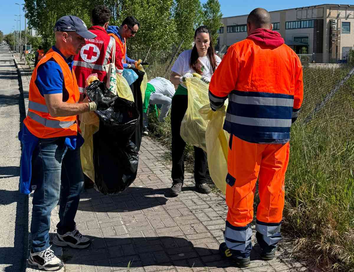 Volontari raccolgono quasi 3 tonnellate di rifiuti nella zona industriale di Aprilia