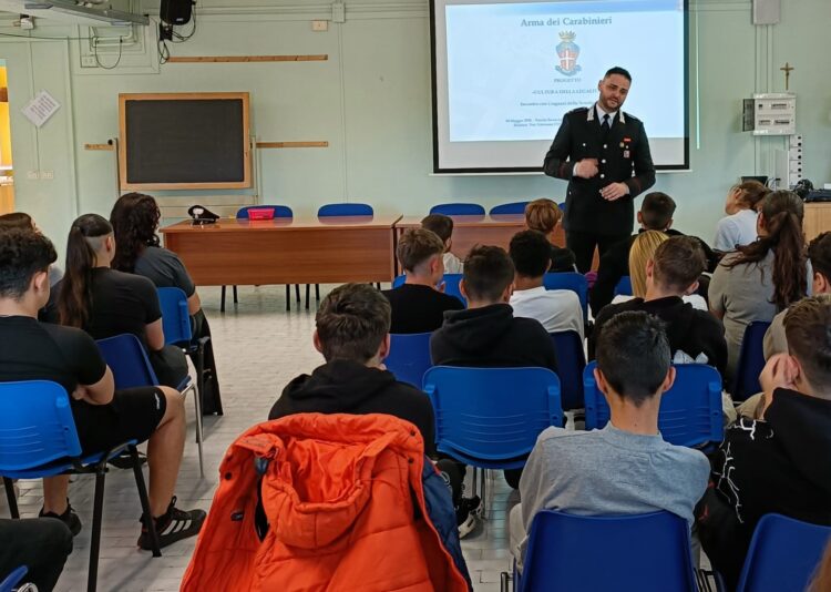 Bullismo a scuola, i carabinieri incontrano gli studenti di Ardea