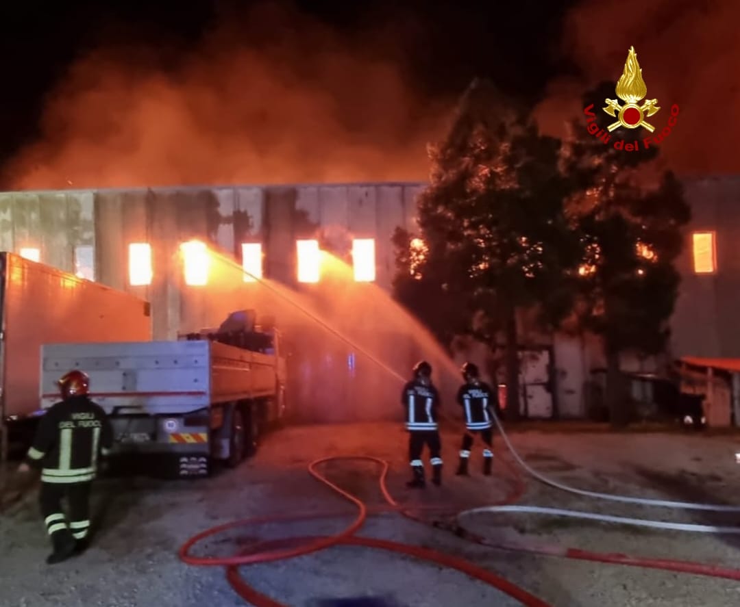 Incendio ad Aprilia, distrutto un deposito industriale. Sventato un pericolo più grande (VIDEO)