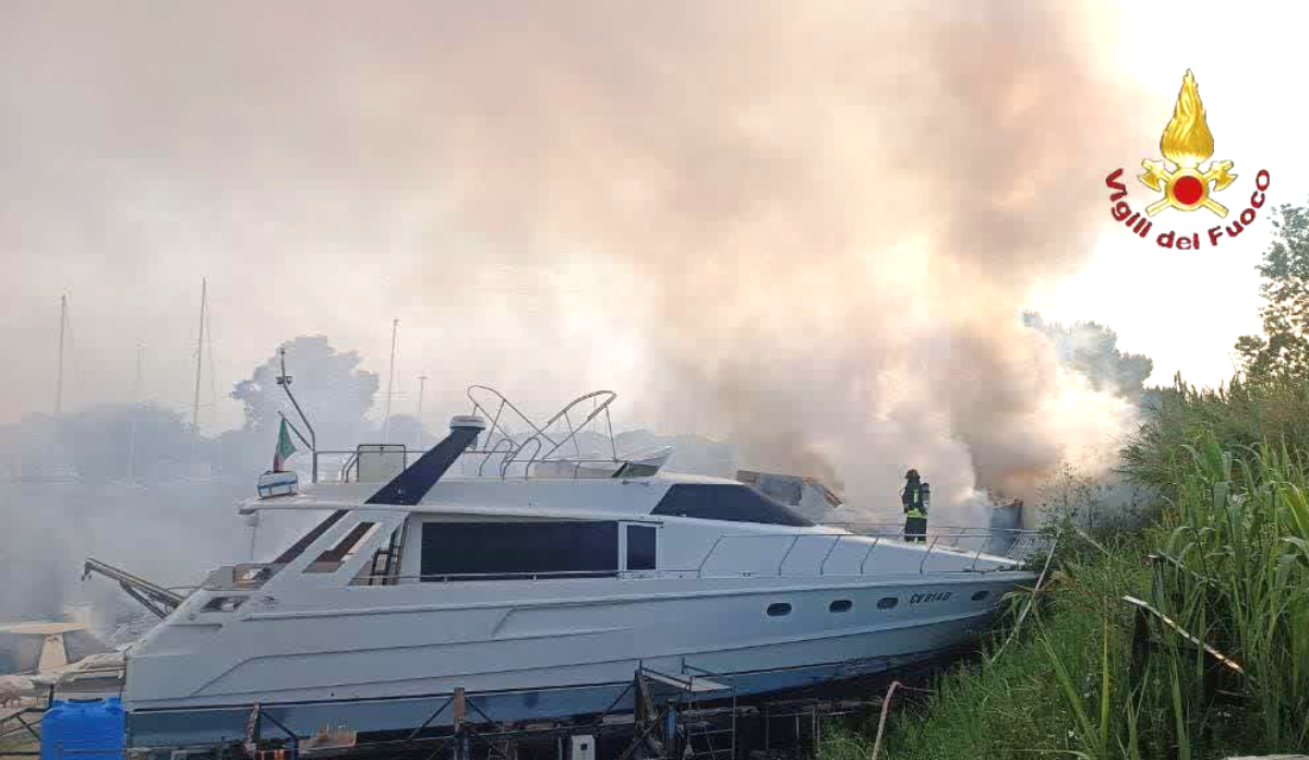 Incendio in un cantiere nautico stamattina all'alba. Quattro barche distrutte